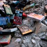 ...bustoni della spazzatura, resti di materiale edilizio e persino videocassette deturpano svariati metri quadri di terreno